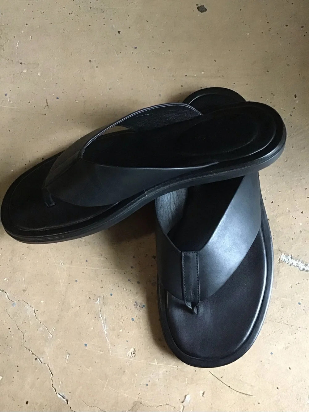 VINCE Dali Leather Thong Sandals
